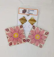 ARETES EN MADERA - FLOR ROSADA