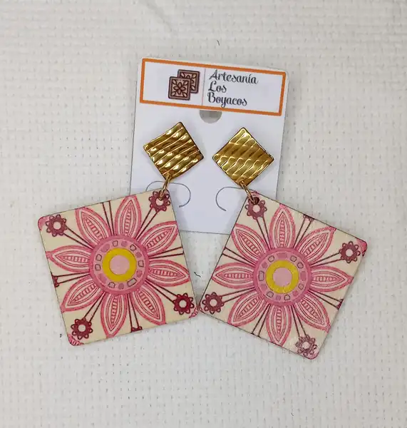 ARETES EN MADERA - FLOR ROSADA