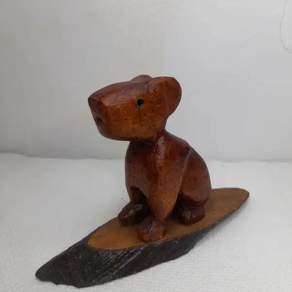 CHIGUIRO SOBRE MADERO DELGADO