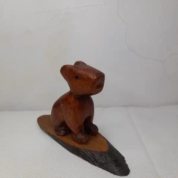 CHIGUIRO SOBRE MADERO DELGADO