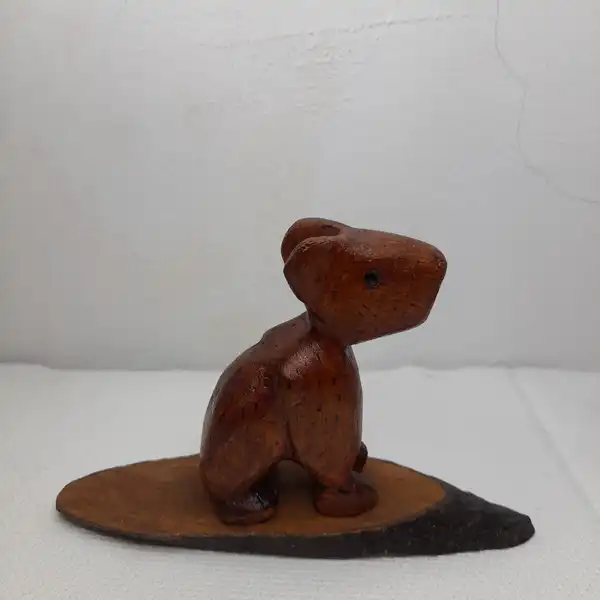 CHIGUIRO SOBRE MADERO DELGADO